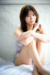AKB48谷口めぐ、マン筋入りパンチラのグラビア美脚まぶしい股間の画像