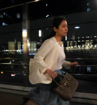 吉岡里帆、巨乳オッパイを揺らしまくるイヤらしいカラダ乳房レンアイ漫画家の画像