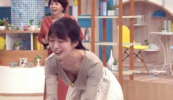 澤井志帆アナ、生乳がほぼ見えた！胸元からイヤらしいカラダの乳房の画像