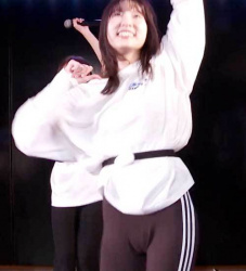 AKB48谷口めぐ、メコスジがクッキリ丸見えになってるジャージの股間の画像