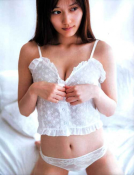 乃木坂46山下美月、純白パンティーだと股間の形が見えちゃうんですの画像