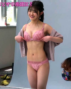 井上咲楽、ピンク色パンティーの股間がイヤらしいカラダの画像