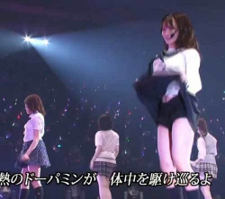 NMB48和田海佑、観客にパンツを見せるパフォーマンス股間丸見えの画像
