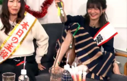 紡木吏佐、純白パンチラ!思いっきりパンティー見えてしまった股間の画像