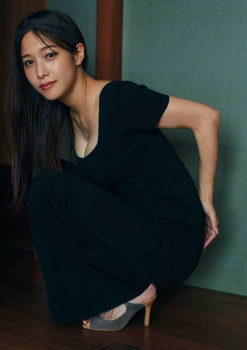鷲見玲奈アナ、爆乳オッパイ！割れ目に食い込ませた白水着の週プレの画像