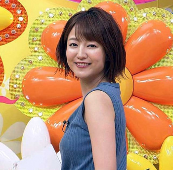 滝菜月アナ、横乳ポロリ見せながらワキ全開してるなの画像