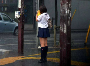 びしょ濡れJKさん、いきなり脱いでしまうの画像