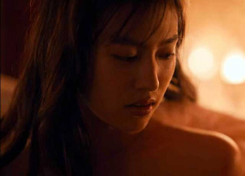 恒松祐里、乳首丸出しエッチシーンで全裸を晒す全裸監督2の画像