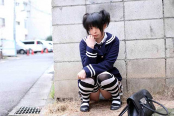 うしじまいい肉、しゃがみパンチラで股間がプックリしてるパンティーの画像