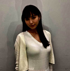 角谷暁子アナ、おっぱいの形が透けてクッキリ見える白ニットとプリ尻の画像