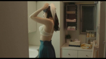 白石麻衣、白ブラおっぱい姿の着替えを盗撮される乳房の画像