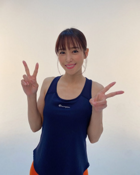 鷲見玲奈アナ、スクール水着にしか見えないタンクトップを着用の画像