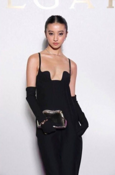 Koki、ブルガリの黒色ワンピースでおっぱいがほとんど丸見えだなの画像