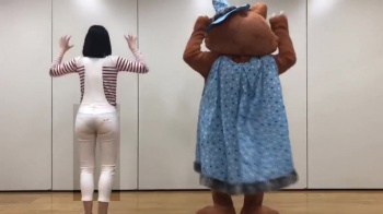 望木聡子アナ、股間に食い込む生パンティーが透けて丸見えのお尻の画像