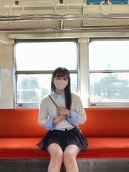 道重さんミニスカ履いて電車に座りデリケートゾーンが見えそうになるの画像