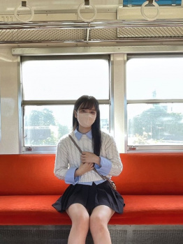道重さんミニスカ履いて電車に座りデリケートゾーンが見えそうになるの画像