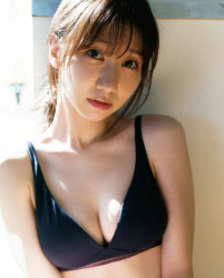 AKB48柏木由紀（31）、水着姿でセクシーな谷間大胆披露の画像