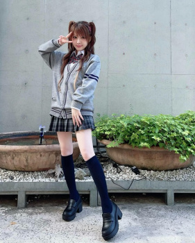 元モー娘。田中れいな、超ミニスカへそ出しツインテで踊ってしまうの画像