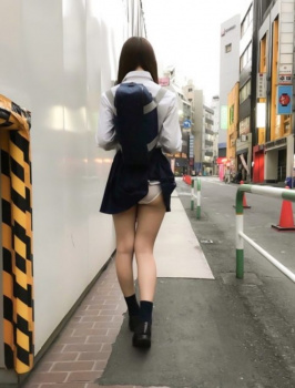 JKさん、カバンがスカートに引っかかってパンツ丸出しになってしまうの画像
