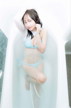 日向坂46影山優佳さん、色白モチモチおっぱいビキニ新カット公開の画像