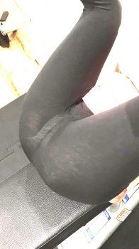 牧野由依さん、腿を上げた時、パンティーが透けてしまう。。！の画像