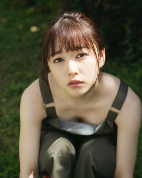桜井日奈子、おっぱいの谷間をモロみせ激シコたまりませんわの画像