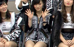 元AKB48山本彩、ミニで美脚を大胆披露パンチラ！たまりませんわの画像
