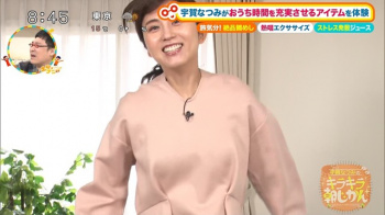 宇賀なつみアナ、おっぱいの谷間が見えてしまうタマランなの画像