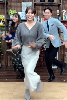 岡田桃佳アナ、またメチャメチャおっぱい揺らしながら踊ってるぞの画像