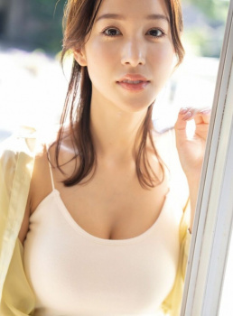 鷲見玲奈アナ、白タンクトップからおっぱいが見えすぎ乳房たまらんの画像