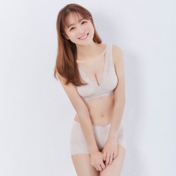 鈴木奈々さんおっぱいを出し始める透けてる乳房がタマランわの画像