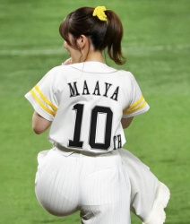 内田真礼、お尻デッカ！パンティ線が食い込むお尻が透けて見えてるの画像