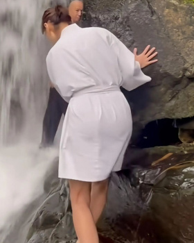 望月理恵アナ、パンティ線が透けてるお尻エチエチ過ぎてタマランの画像