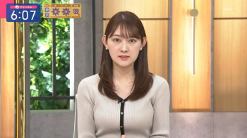 森山みなみアナ、ニットおっぱいしゅごい！YC乳房の膨らみタマランの画像