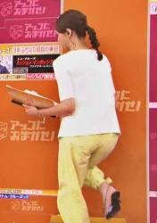 山形純菜アナ、パンティ線が食い込むお尻の膨らみ黄色パンツたまらんの画像