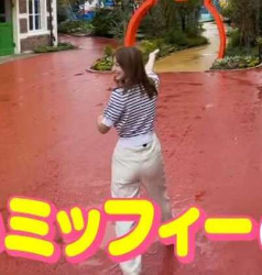 阿部華也子アナ、パンティ線が食い込むお尻の膨らみ白パンツ最高の画像