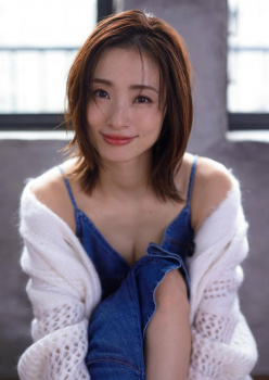 上戸彩、ナイスバディになって写真撮りたかったけど普通のおっぱいですの画像