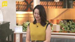 小川彩佳アナ、黄土色ノースリニットおっぱいYCの膨らみたまらんなの画像