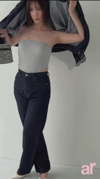 本田翼、パンチラ！ベージュ色パンティがお尻部分から見えてしまうの画像
