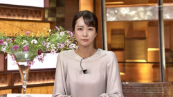 下村彩里アナ、おっぱいムッギュしすぎエッロ！YCの膨らみが無いの画像