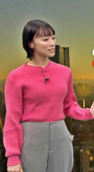 今井春花アナ、ピンク色ニットおっぱいデッカ！YCの膨らみエッチ過ぎの画像