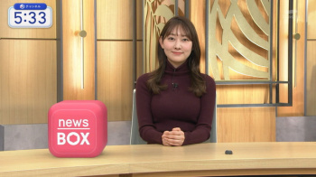 森山みなみアナ、ボルドーニットおっぱいデッカ過ぎ乳強調して破廉恥の画像