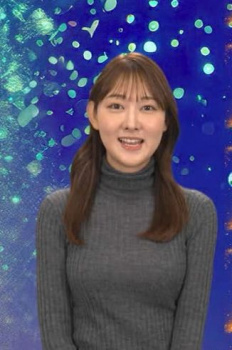 森山みなみアナ、グレーニットおっぱいはエッロいぞ～横に広がる膨らみの画像