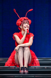 アイナ・ジ・エンド、赤パンツの股間の食い込みエッロ！スジたまらんの画像