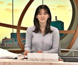 中原みなみアナ、ニットおっぱいデッカ！膨らみがエチエチ過ぎ最高！の画像