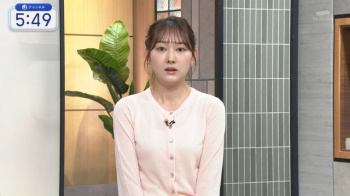 森山みなみアナ、春色ニットおっぱいデッカ！白ブラ透け透けタマランの画像