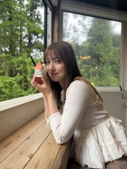 阿部華也子アナ、パンティ線が浮き出る尻の膨らみタマランちの画像