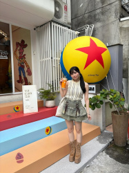 CHICA#TETSU西田汐里ちゃん台湾にミニスカおっぱいで登場エッチー！の画像