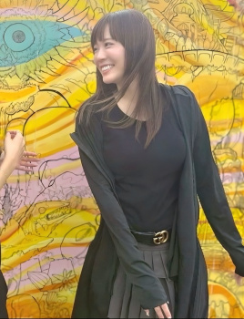 北乃きい、ミニスカ爆乳ニットおっぱいデッカ！この膨らみマジか！の画像