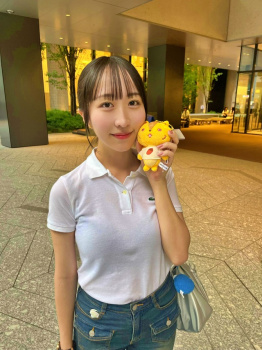 出口真唯アナ、白ポロシャツおっぱいデッカ！YCの膨らみエッチ過ぎ最高の画像